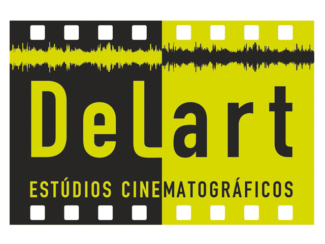 Logotipo Delart. Descrição: Uma película de filmem metade preta e metade amarela está na posição horizontal. No centro dela, em destaque, a palavra 'Delart'. Abaixo dela está escrito: Estúdios Cinematográficos.