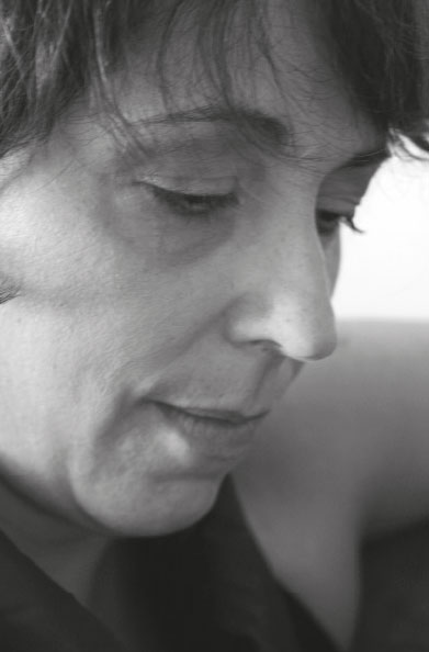 Uma foto de perfil em preto e branco da autora Márcia Sandy